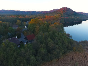 Podzimní pohled na dům a Břehyni